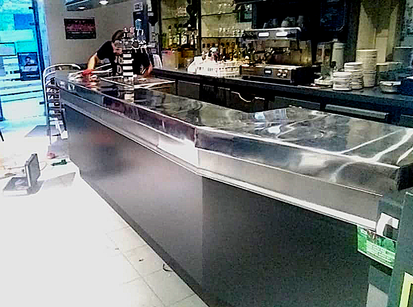 Comptoir de bar en zinc en cours de rénovation. Couverture Delalande, expert en travaux de zinguerie à Vieux-Viel.